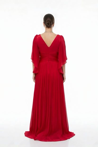 فستان سهرة أحمر بياقة على شكل حرف V ومقاسات كبيرة، مكشكش ومزين بتفاصيل عند الخصر